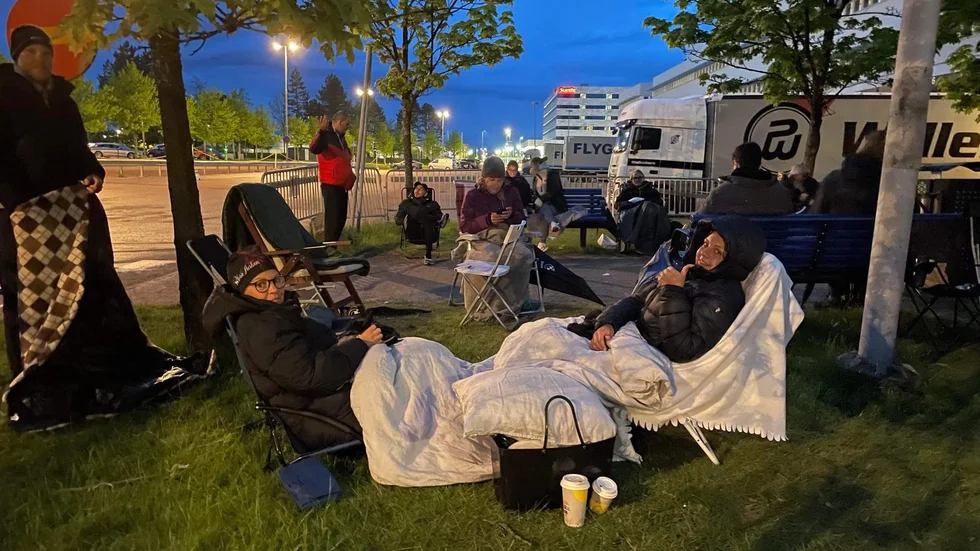 Petronella Grindestam Eek och Elvira Eek fick spendera 15 timmar utanför polisstationen på Landvetter under helgen. 