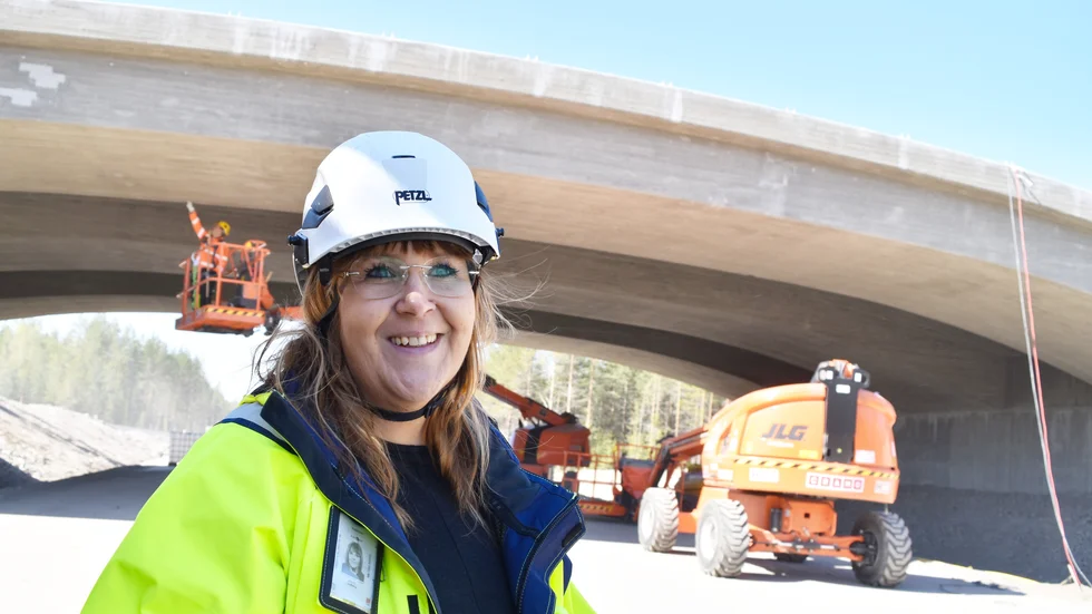 Projektledare Anneli Lindberg är riktigt nöjd med brons utformning nu när den kan ses utan gjutformar.