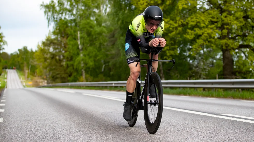 Jacob Ahlsson avverkade de 22 kilometrarna på
 gamla Borensbergsvägen på dryga 26 minuter när handeltog i LeWa-sports träningstävling. Kul kävll menade Maif-cyklisten. 
