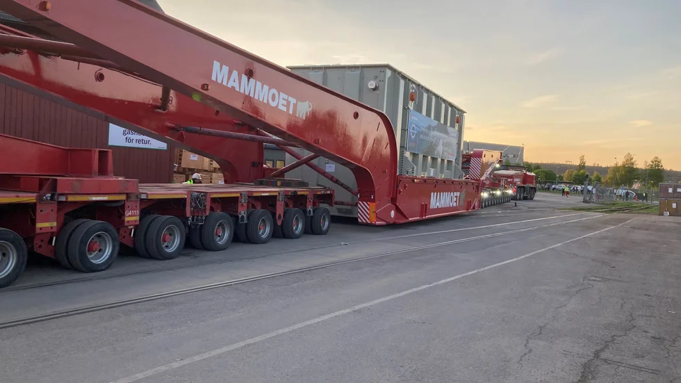 Den gigantiska transformatorn väger 390 ton. Hela ekipaget är 100 meter långt och väger 750 ton.