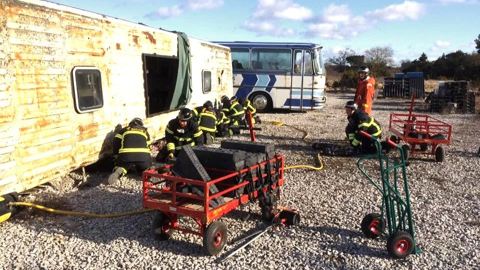 Så sent som förra veckan övade räddningstjänsten på ett scenario där en buss vält. På övningsplatsen har de tillgång till två gamla fordon, ett stående och ett liggande.