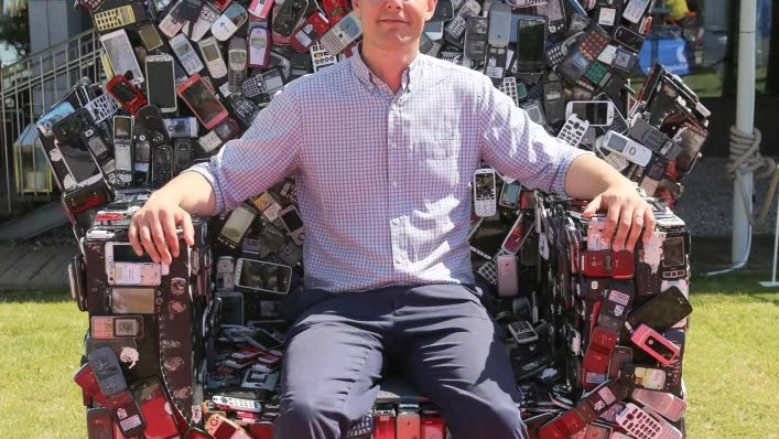 Markus Tobé trivs bra i den 350 kilo tunga mobiltronen.