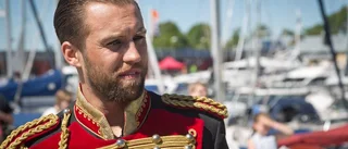 Man drog tre bilar med tänderna i Visby hamn