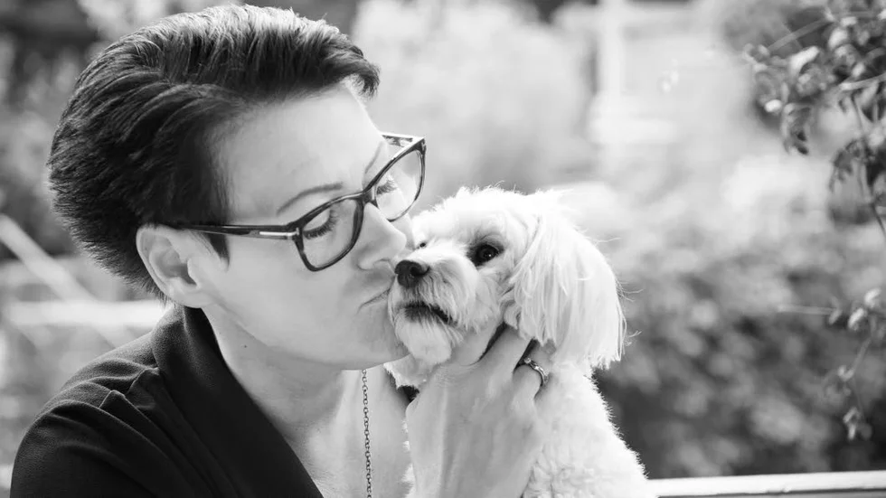 Hunden Kia är ögonstenen. Han är företagets ansikte utåt, ständigt återkomande i alla annonser. Folk kommer in i affären bara för att säga hej till Kia.