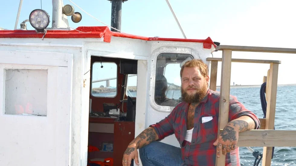 Rickard Thomasson, besättningsman på Lina av Herrvik. Båtägaren Björn Svärd i styrhytten.