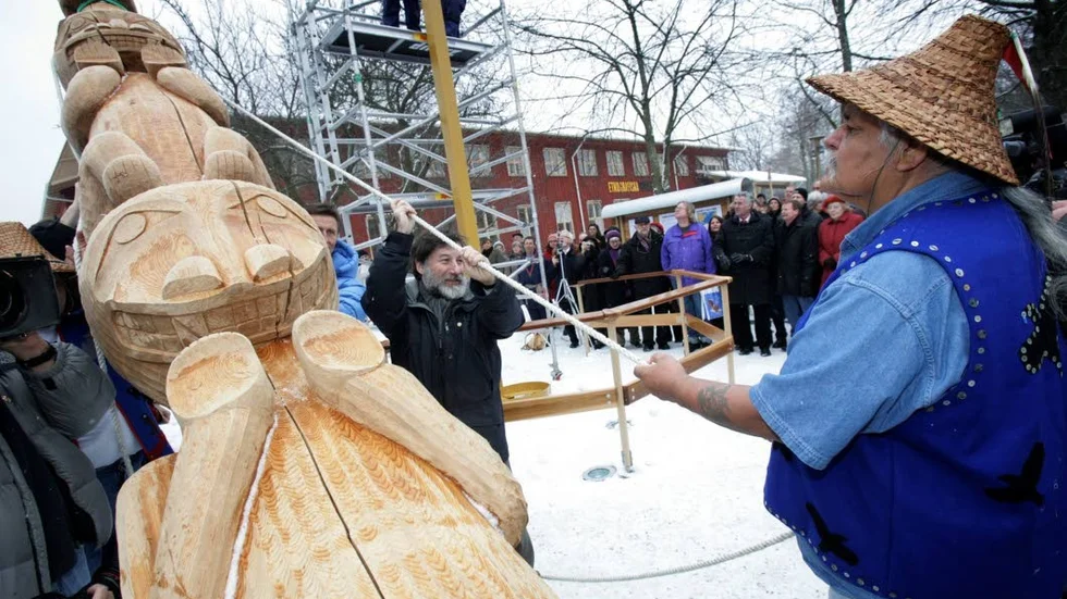 En kopia ersatte den totempåle som Etnografiska museet återlämnade till Kanada 2006.