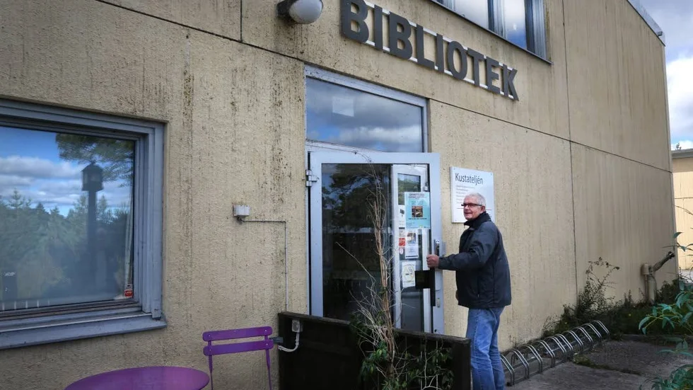Biblioteket i Fårösund ligger sedan 2016 under samma tak som ungdomsgården, filmstudion och folkhögskolan.  Leif-Åke Svensson var en av många som ogillade flytten från skolan.
