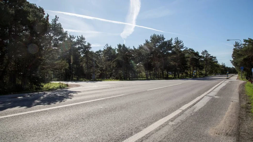 Cirkulationsplatsen planeras byggas i korsningen mellan Lummelundsväg och infarten till flygplatsen, norr om Visby.