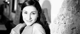 Laleh pendlar mellan glädje och sorg