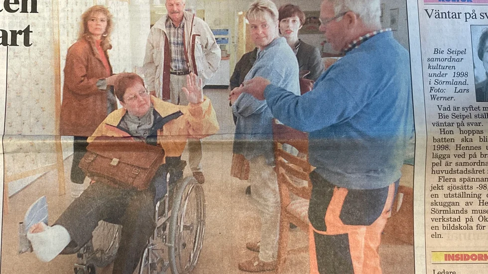 Kuriren för 25 år sedan: Marita Bengtsson tackar för samtalet och säger hej till Susanne Andersson, Anders Blomkvist, Gun Furuhagen och Pelle Nyberg, innan hon rullar i väg till taxin, som ska köra henne till dagens nästa sammanträffande. 