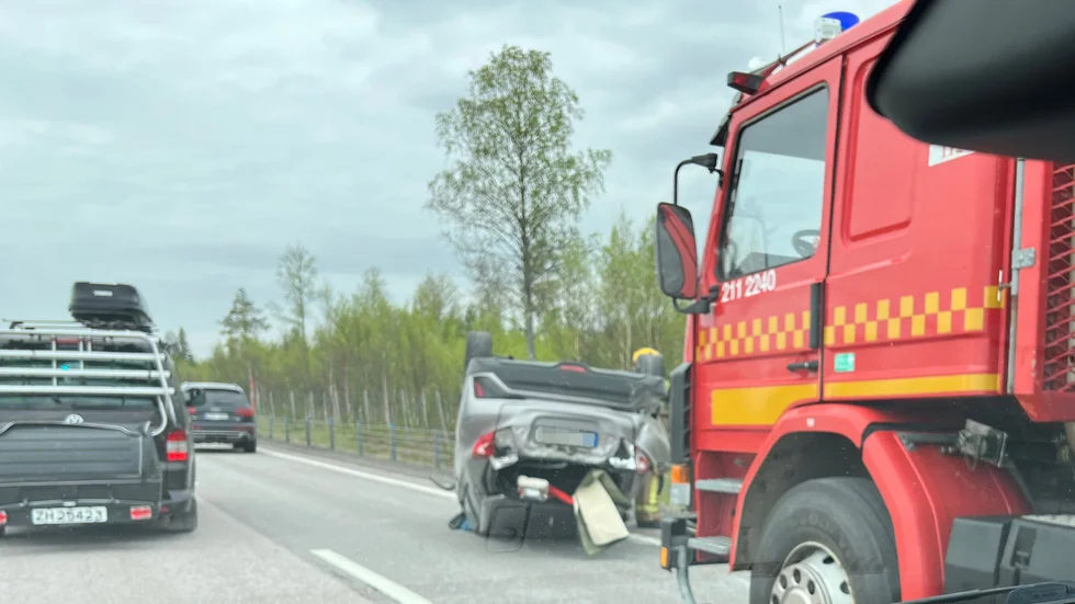 Den ena bilen som var inblandad i olyckan på E4 landade på taket.