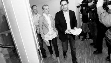 Johan Persson, Anna Johansson och Ardalan Shekarabi presenterade Kriskommissionens rapport. Är det början till tredje steget i Socialdemokratins utveckling? Efter Folkhemmet och Det starka samhället kommer kanske det Gröna folkhemmet, hoppas Lennart Lindgren.