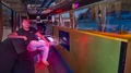 Laser, rök och strippstång i Olivers andra (!) partybuss