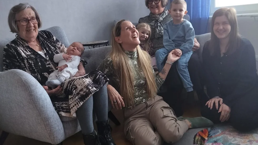 Från vänster: Nyaste tillskottet barnbarnsbarnet Aston Fridlund som ligger i famnen på mormorsmormor Gustianne Nilsson Springares (Gällivare), bredvid sitter mormor Helena Nilsson Springare (Umeå) . Mormorsmor Marie Jonsson Nilsson Springare (Hörnefors) har barnbarnsbarnen Inez och Leon Fridlund i famnen och bredvid dem sitter mamma Freja Fridlund (Vännäs).
