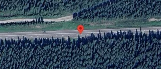 Personbil i singelolycka på E4