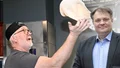 Johan Pehrson lämnar över vid stupet 