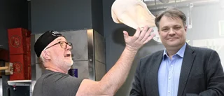 Johan Pehrson lämnar över vid stupet 