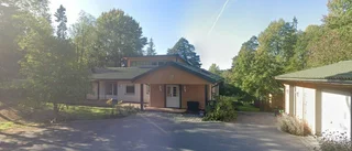 Stor villa på 260 kvadratmeter från 1972 såld i Knivsta – priset: 9 700 000 kronor