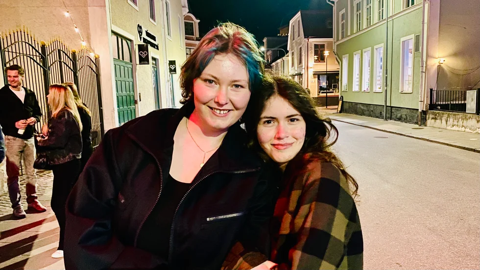 Elin Magnusson och Amy Lambert, två kompisar på väg in till Valborgskvällen på Palladium. 