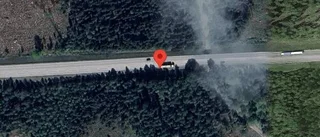 En stillastående personbil ger stopp i ett körfält på E20