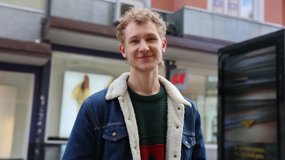 Jonas Mathiesen föredrar vanligt, svart bryggkaffe, det finns ingen mjölk i hans kopp. Han lägger mycket pengar på kaffe och brukar betala 150 till 170 kronor per paket. "Jag vill stötta de lokala bönderna. Det är okej att betala lite mer för en bättre produkt."