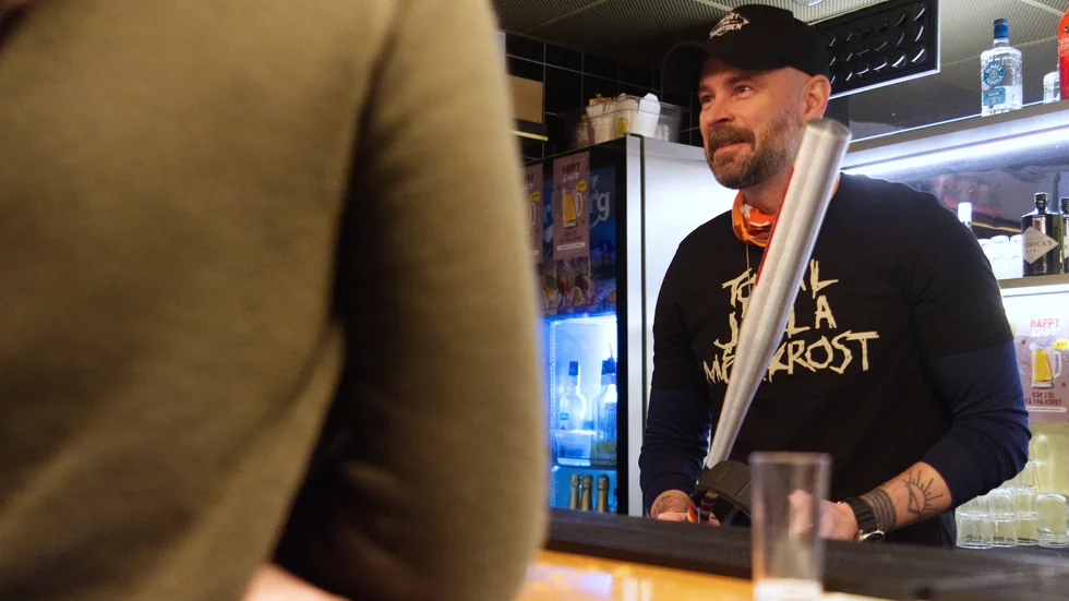 Ulf Stenberg spelar karaktären Fredde som driver bar i tv-seriren "Tystnaden". I veckan har Pinchos nedervåning gjorts om för att passa serien. 