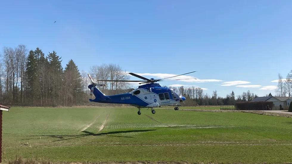 En ambulanshelikopter landade vid olycksplatsen på lördagen. 