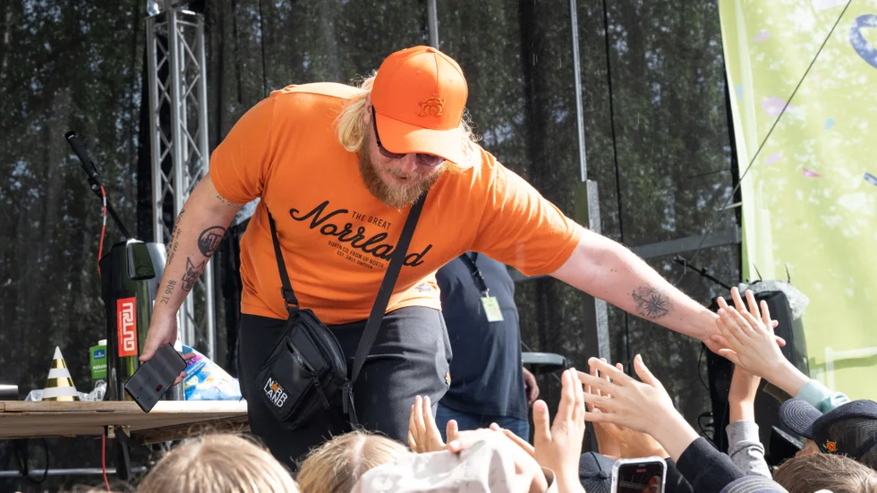 Influeraren Riktiga Pontus drog storpublik till torget. 