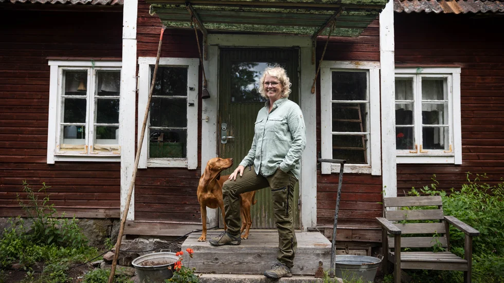 Karin Olebjörk, 49, välkomnar oss till kändishuset tillsammans med hunden Seska, 5, en ungersk vizsla.