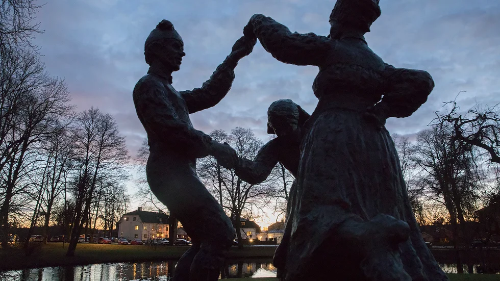 "Vingåkersdansen" i Vingåker. Det ser mörkt ut i Vingåkers befolkningssiffror. Men är rätt väg att slänga tillfälliga pengar på oklara föreningsprojekt?