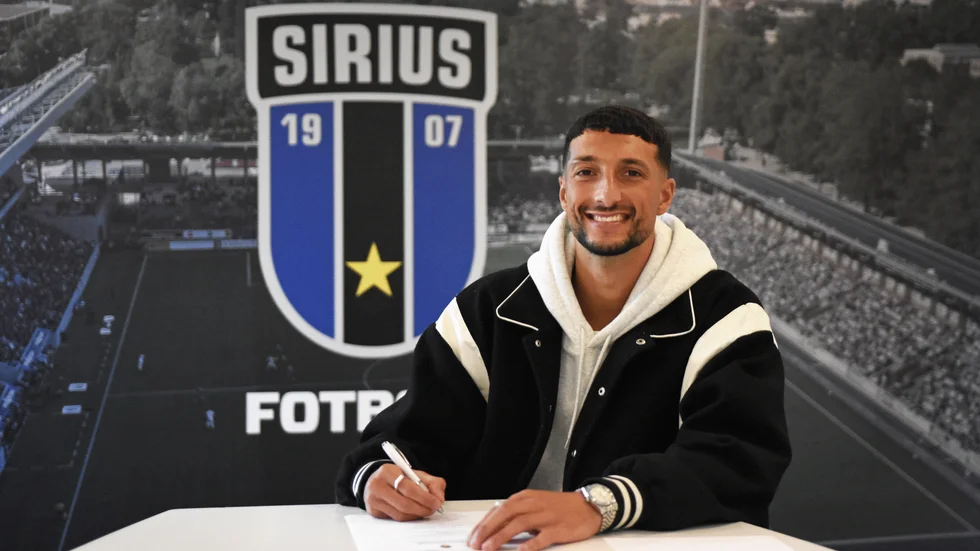 Abou Ali när han skrev på kontraktet med Sirius.