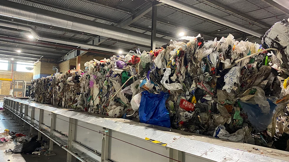 Efter att sorteringen av all plast som kommer in till Svensk Plaståtervinning i Motala är gjord återstår restmaterial vilket är det som nu kommer gå till Impossible Plastics för återanvändning. 