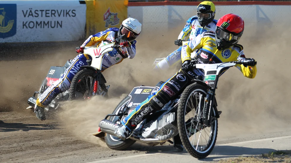Västervik Speedways Tai Woffinden tröttnade på en supporter i Polen i fredags och tacklade ner honom till marken.