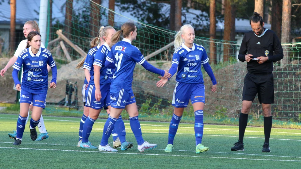 Tyra Nilsson gjorde två mål när Storfors AIK vann viktiga mötet med FC Skellefteå på hemmaplan. 
