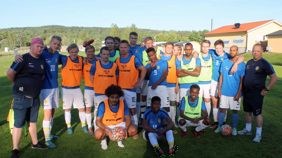 Det är gott mot i Kisa BK:s herrlag trots att laget riskerar att åka ned i sexan. Fotbollsresans hållplats 11 är på Kisa IP, där vi träffade herrlaget.