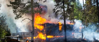 Villa totalförstörd i kraftig brand