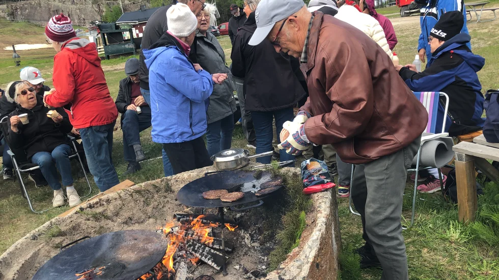 Grillmästare Eilert Isaksson såg till att alla fick något i magen.