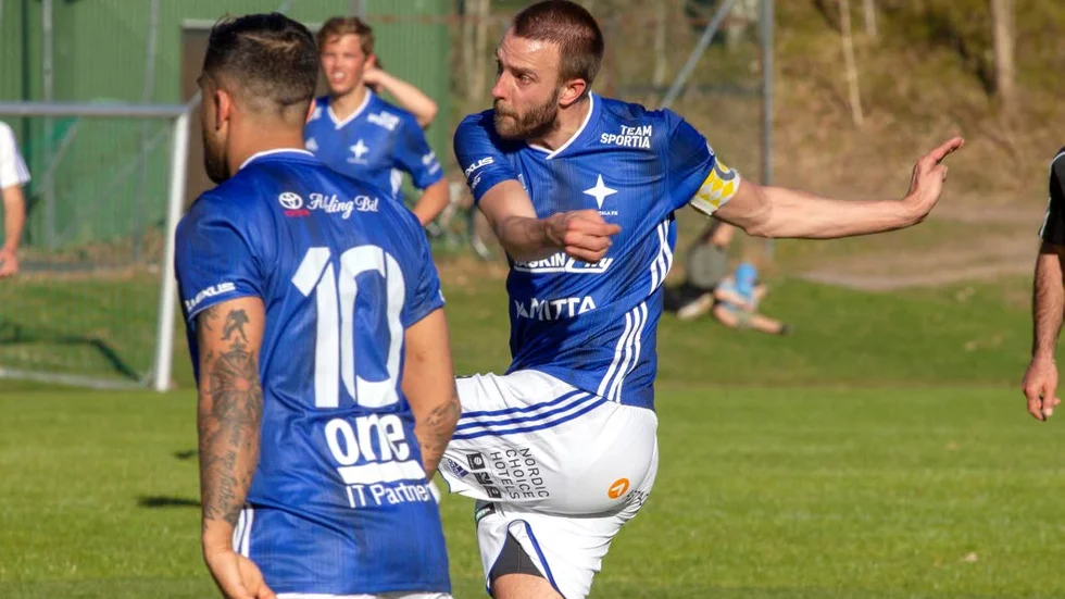 IFK Motala höll jämna steg med Grebo, men förlorade ändå på Grebovallen. IFK har bara fyra poäng på fem matcher.