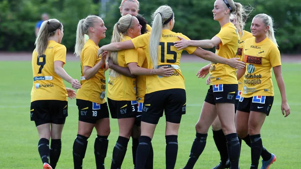 Mariebojubel efter första målet av Anna Gustafsson.