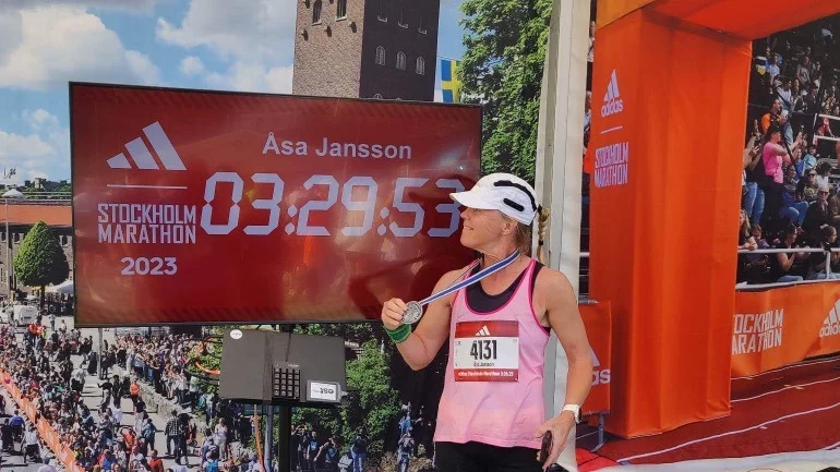 Åsa Jansson efter att hon tagit sig i mål. Målet var att ta sig i mål på under fyra timmar och det klarade hon med råge.