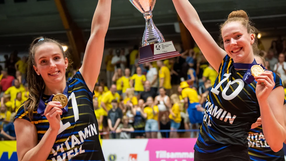 Systrarna Hakk – Anna och Isabelle – firar här segern i European Silver League förra sommaren. Arkivbild.
