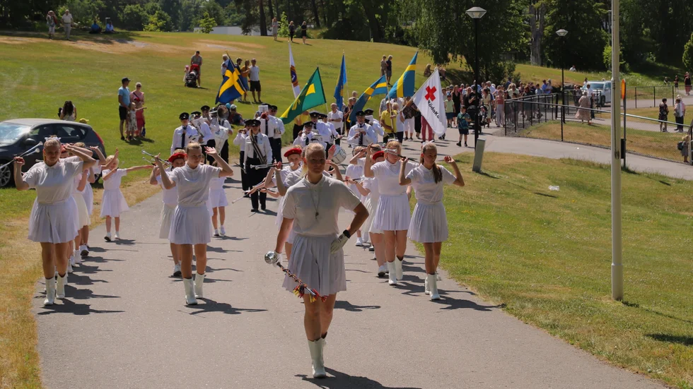 En nationaldagsmarsch från Alléskolan till hembygdsgården i Åtvidaberg