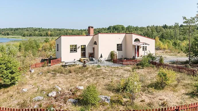 Huset utanför Östhammar har utsikt över Assjösjön.