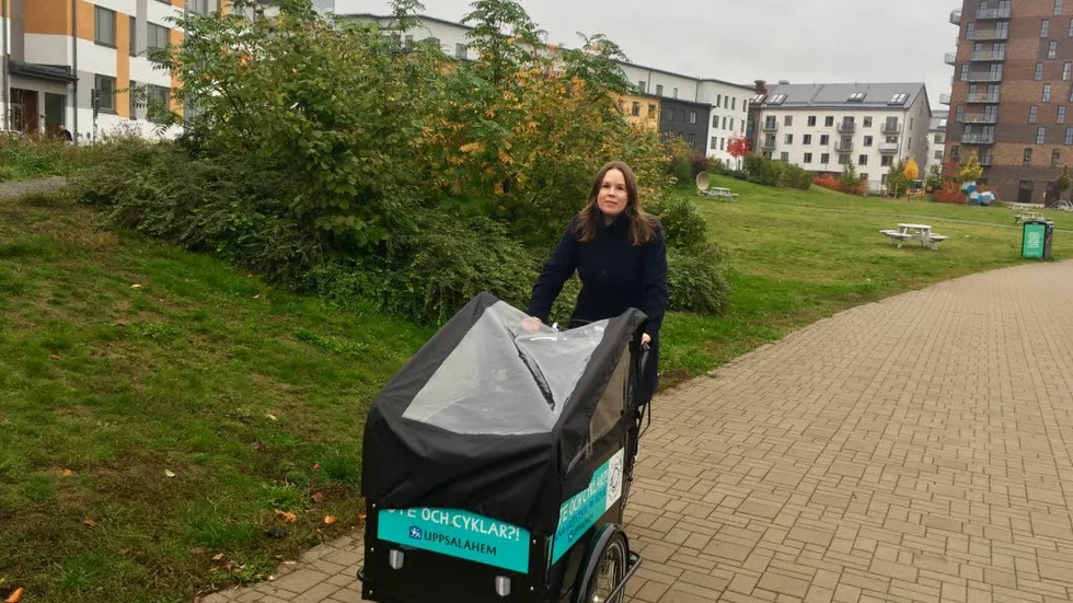 Anna Freiholtz, hållbarhetschef på Uppsalahem, på den nyinköpta eldrivna lådcykeln.