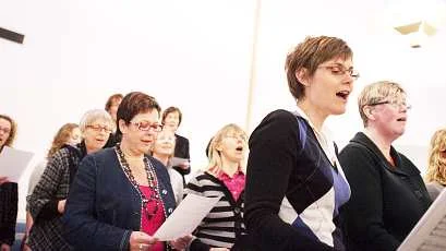 Knivstas alla körer blir till en enda stor kör inför en konsert i Knivsta. Första repetitionen i S:t Birgitta kyrka.
