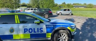 Räddningspådrag vid pendlarparkering – bil utbränd