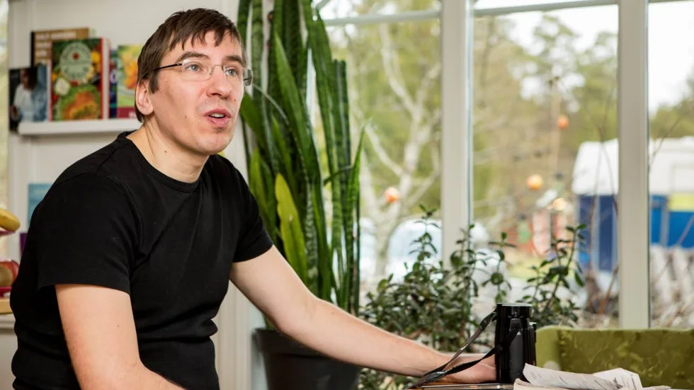 Spanar. Kikare, anteckningsblock och fågelböcker har Jan Wärnbäck till hands när han räknar fåglar vid köksbordet.