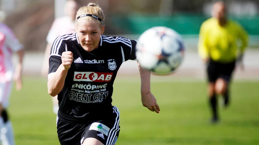 På planen. Linn Lidback älskar att spela fotboll med sitt Fanna BK.
