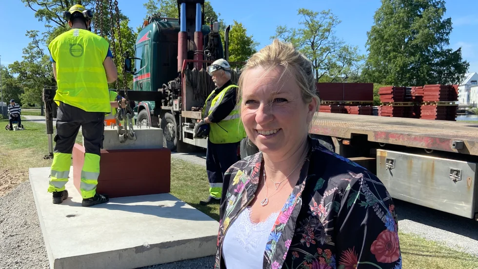 Emma Hjelm, näringslivschef, följde med spänning hur den välbekanta portalen växte fram. "Jag är inställd på att springa loppet här nästa tisdag och ska helt klart köra Hemmavasan på cykel", avslöjar hon.