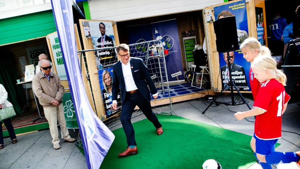 Sportig. Göran Hägglund besökte Kristdemokraternas valstuga under torsdagen för att prata om hur viktigt det är med fler idrottstimmar i skolan. Efter några missar lyckades Natahlie Klomp 8 år och Lima Söderqvist 7 år skjuta mål.